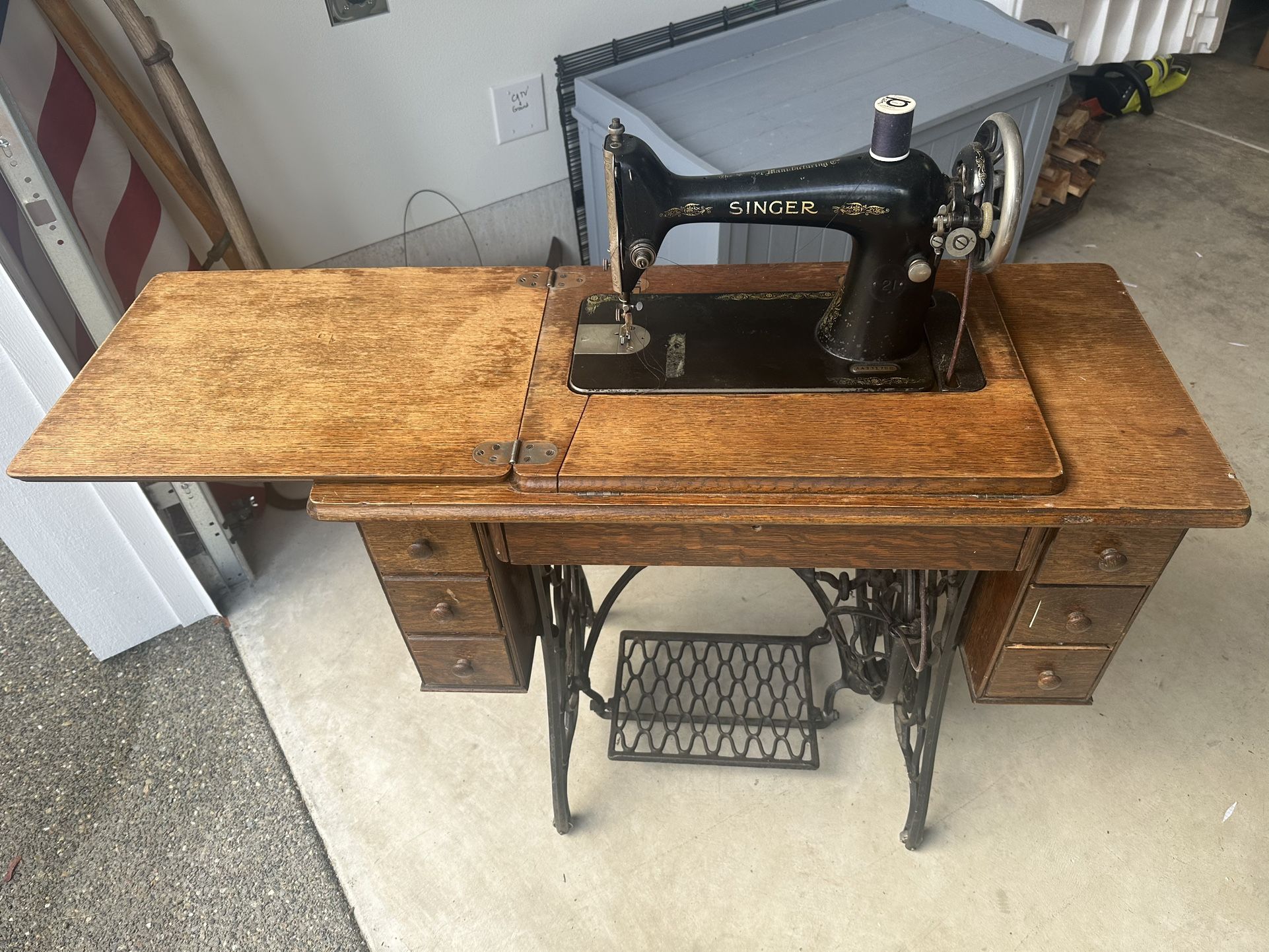 Antique Singer Sewing Machine - Class 17
