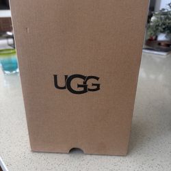 UGG Women’s Cozy Slippers Size 6