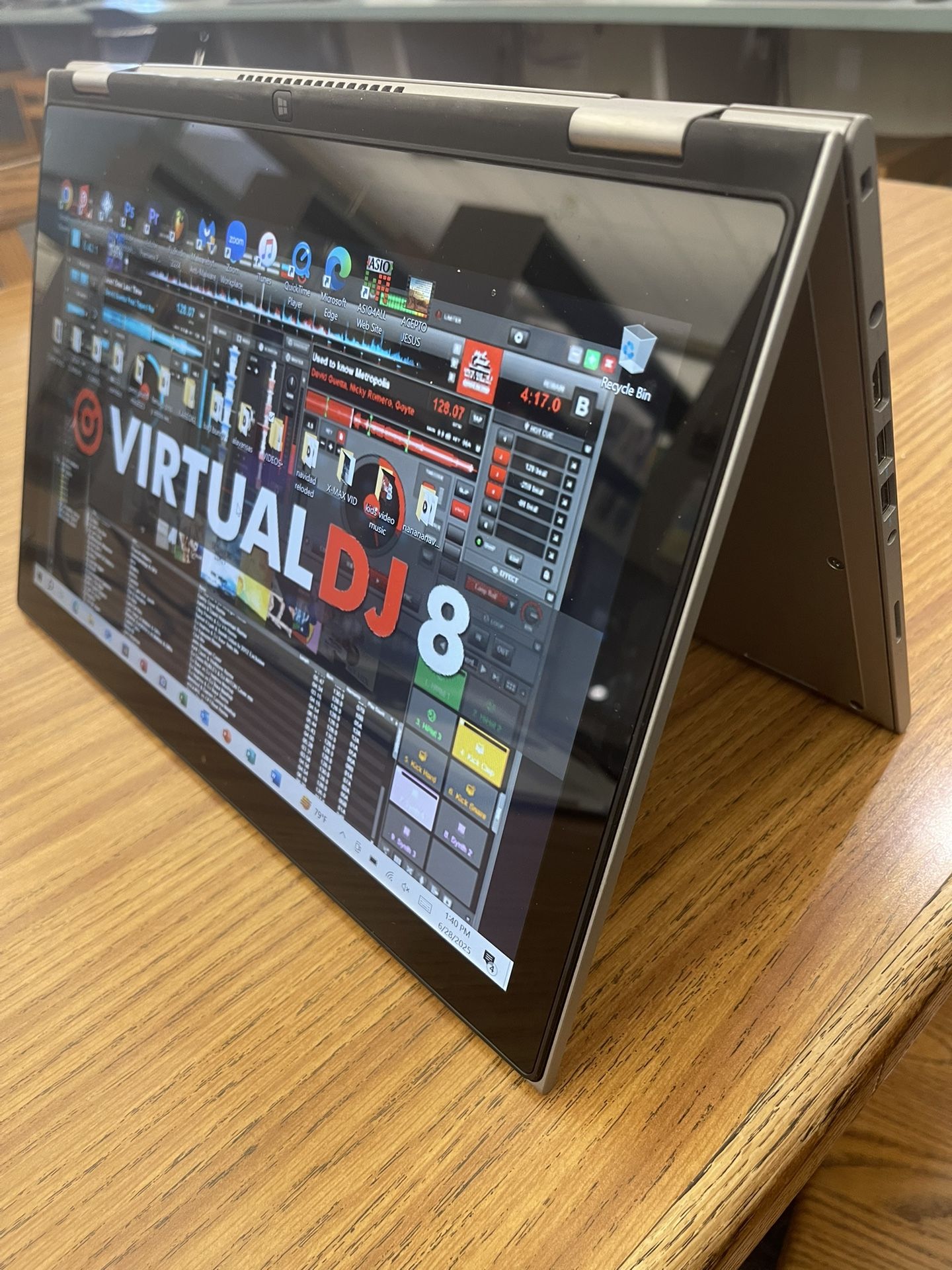 $230 Touch screen Dell iCORE 7 500 ssd GB Muy rápida ✅TODOS LOS PROGRAMAS INCLUIDOS Lápiz ✏️ táctil y luz en el teclado Y se puede hacer tableta