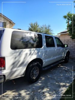 White Full-Size SUV Ford Excursion y