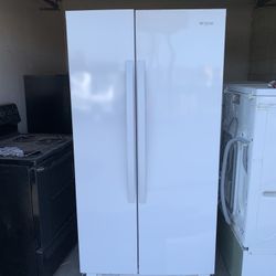 whirlpool side by Side refrigerator / Nellis And Owens 
