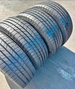 225 65 17 Michelin tires Con 80% de Vida Las 4