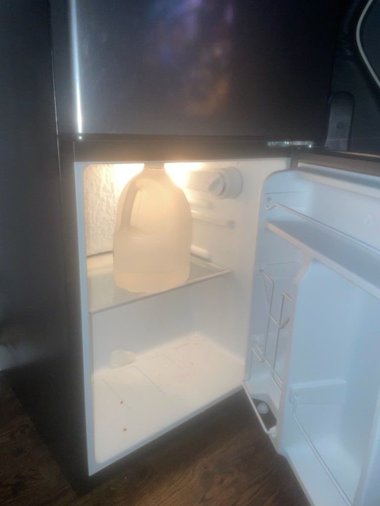 Galanz mini fridge w/ Freezer