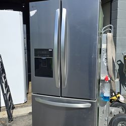 LG
Refrigerador de puerta francesa de 30 pulgadas de ancho y 22 pies cúbicos con dispensador de agua en acero inoxidable