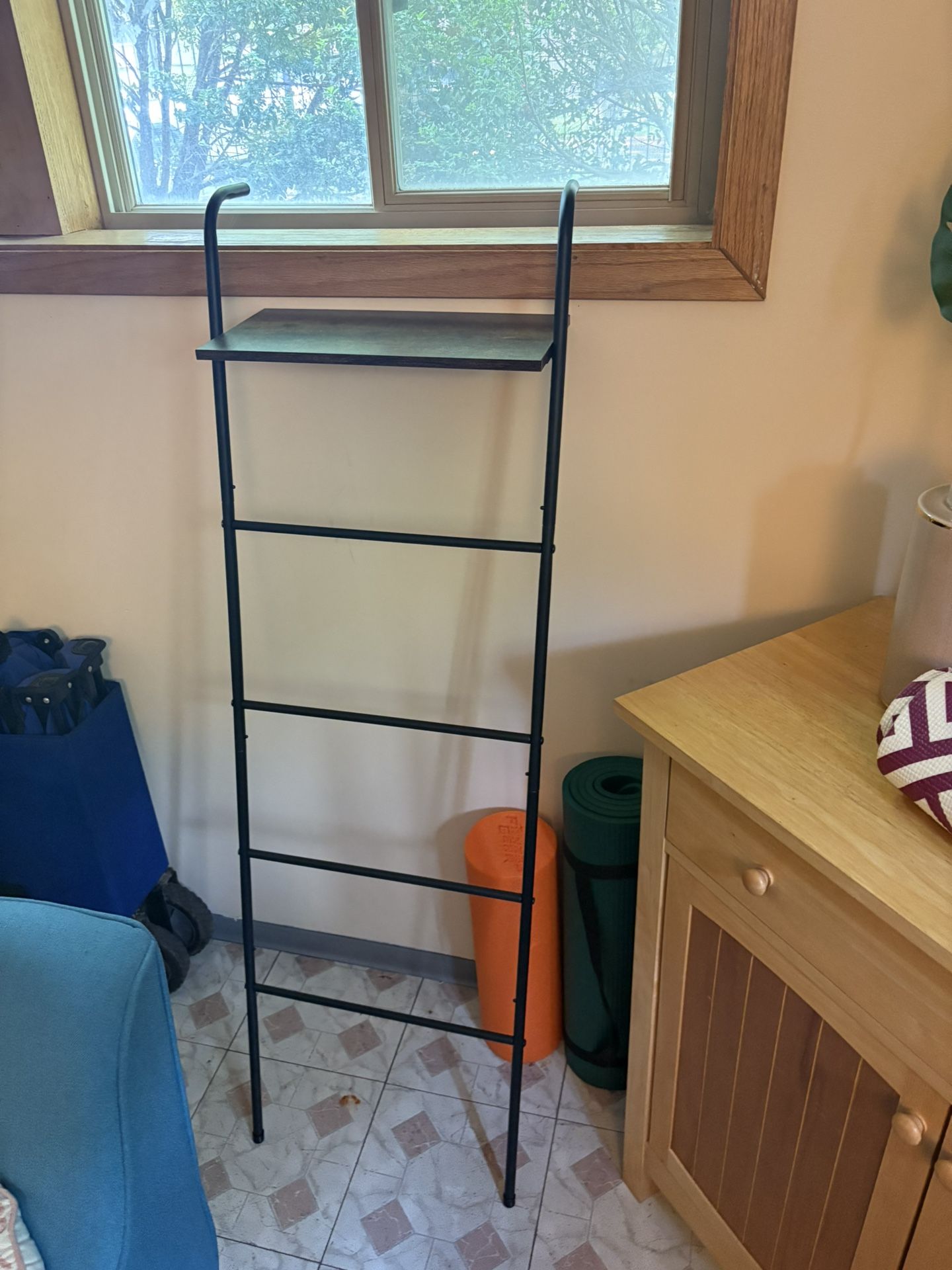 Leaning Blanket Towel Rack Shelf