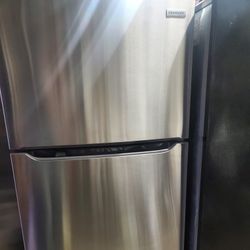 FRIGIDAIRE 18 CUFT STAINLESS STEEL FRIDGE