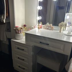 Makeup Vanity 🎀