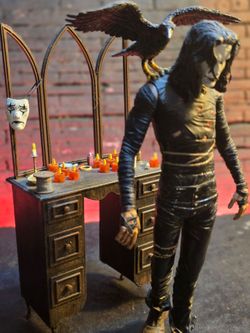 Neca & mcfarlane  the crow with dresser.