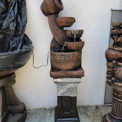 Small Beautiful Fountain.  Fuente De Cemento Nueva. 