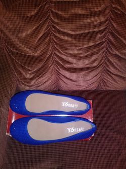 Nice ,flat shoes, size 9. $15.00.