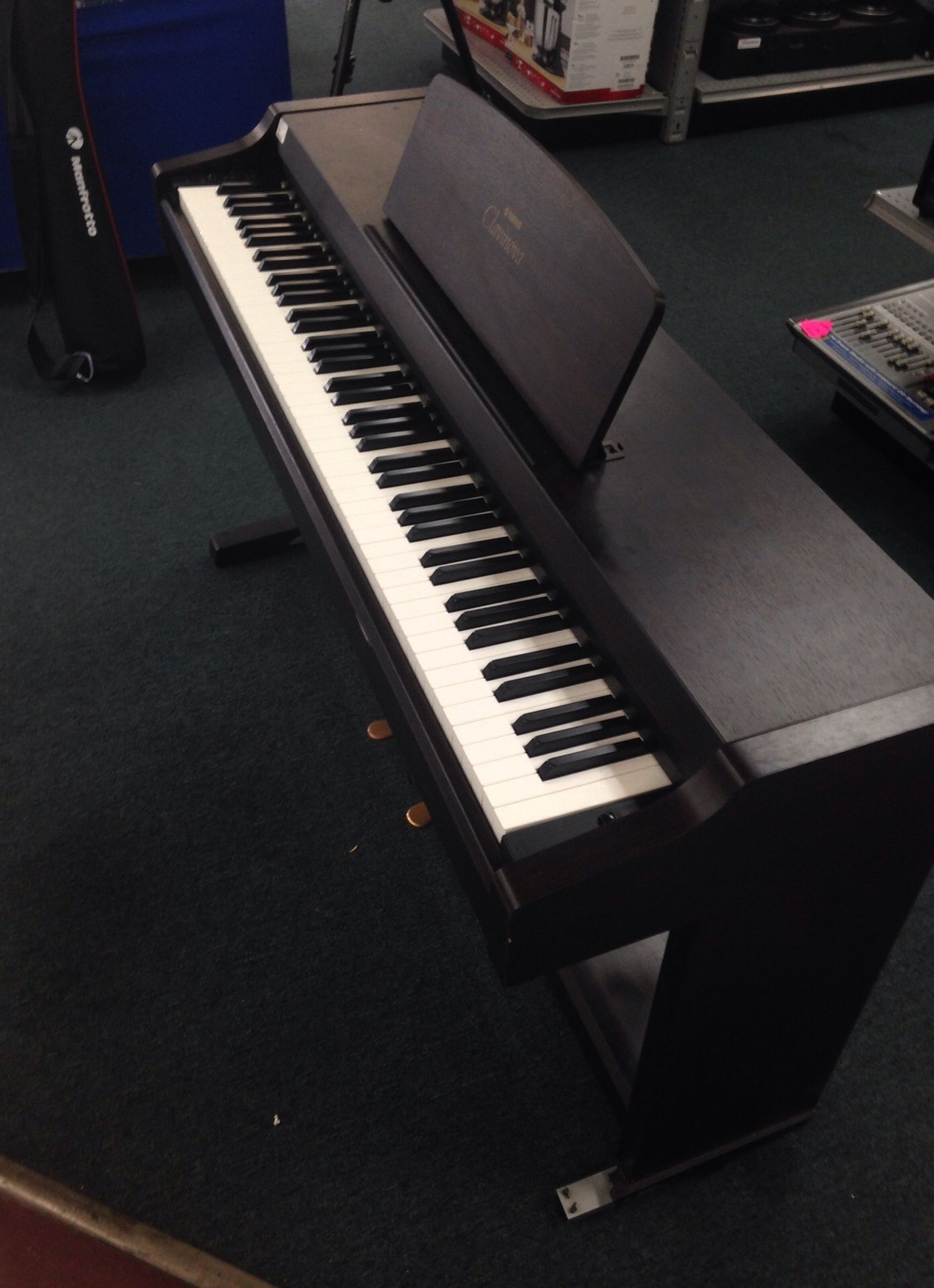 YAMAHA CLAVINOVA CLP-810 S DIGITAL PIANO - MATTE Brown