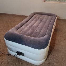 Twin Air Mattress Excellent Condition 