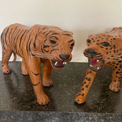 Wood-like decorative wild cats