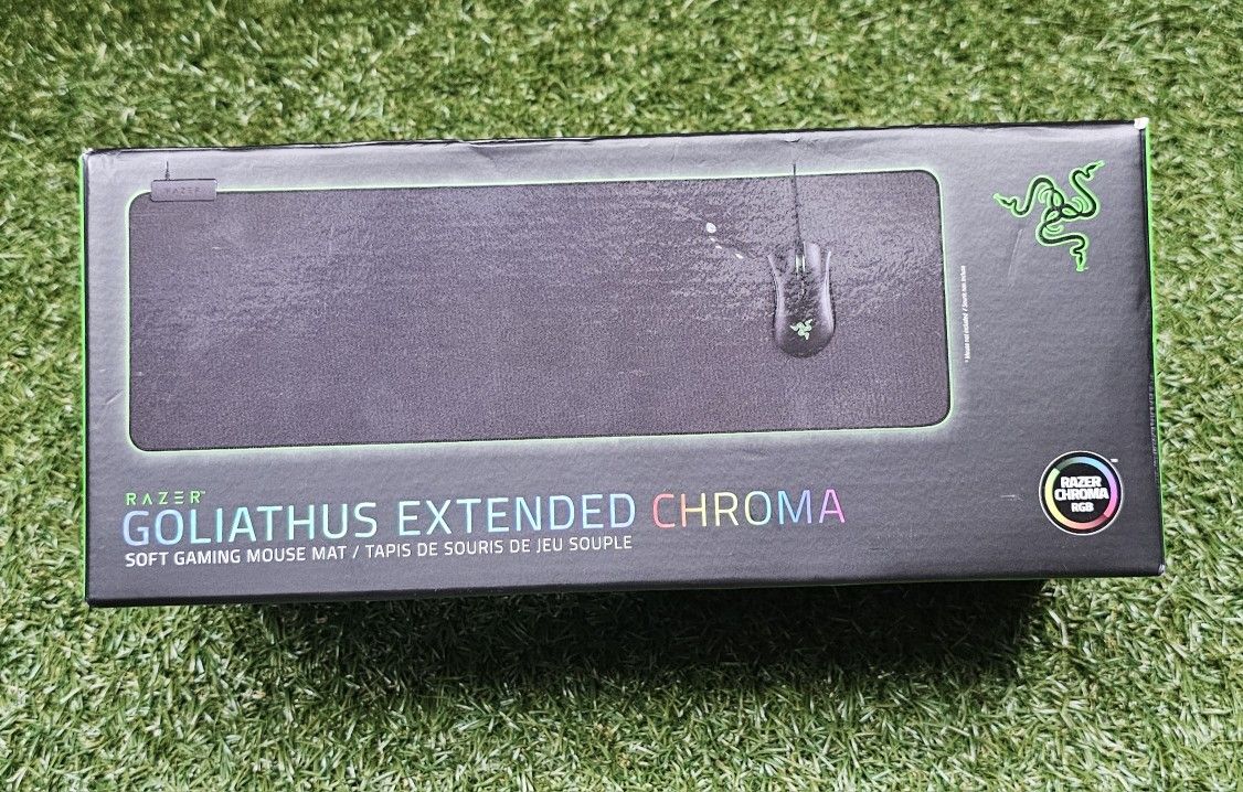 Razer Goliathus Extended Chroma Gaming Mousepad: customizable Chroma RGB lighting - Soft fabric material - Balanced control and speed - B