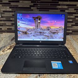HP Notebook 15 in - 240 GB SSD - 4 GB RAM - Windows 11 - Microsoft Office 2021