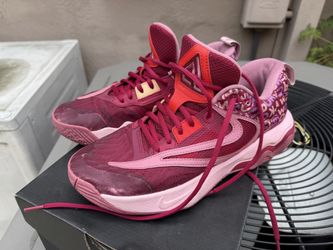 Used size 8 basketball shoe