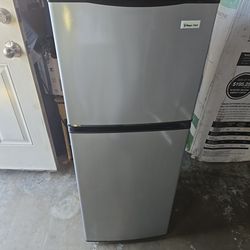 MAGIC CHEF MINE FRIDGE