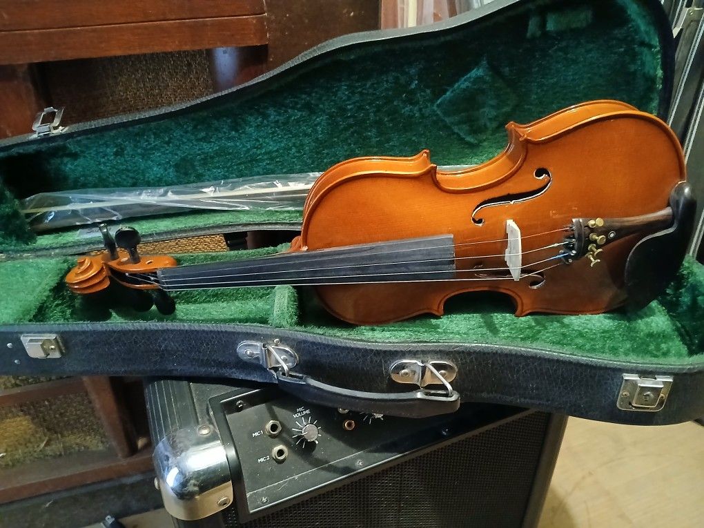 Like New Suzuki 1/2 Size Violin