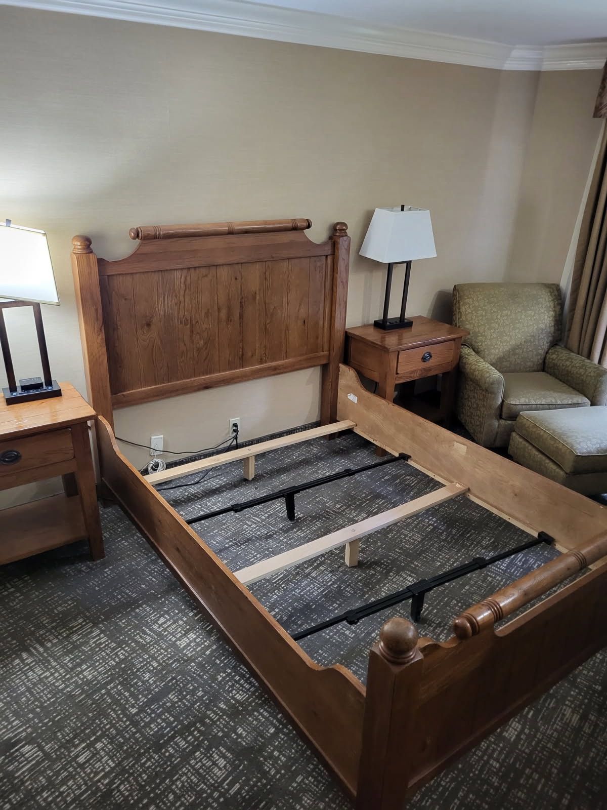 Broyhill Traditional Oak wood Queen bed