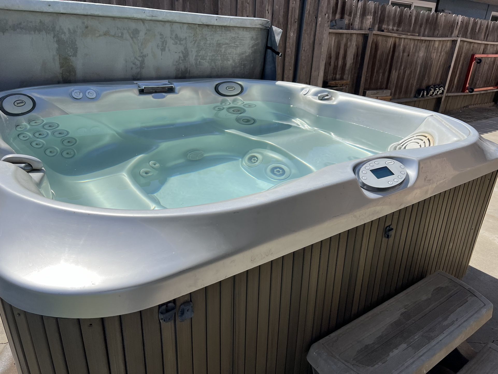 Jacuzzi 6 Person Spa. Cover Lifter. LED Light. Lounge. Waterfall