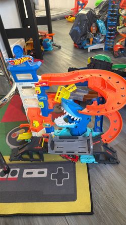 Hot Wheels City Shark Attack Garage Playset