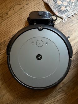 iRobot Roomba i2 Robot Vacuum with Charger