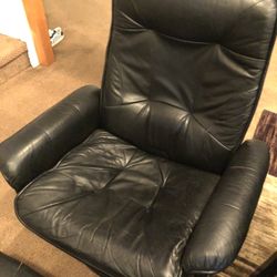 Black Chair With Feet Rest 