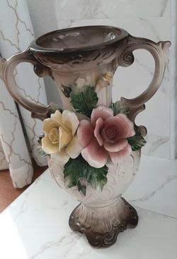 ITALIAN PORCELAIN NUOVA CAPODIMONTE VASE IN GREAT CONDITION