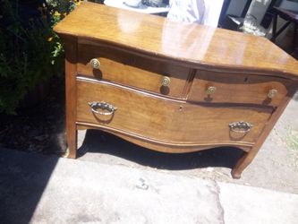 Beautiful antique dresser 3 drawers