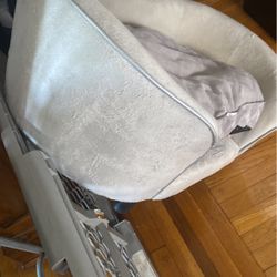 Clean dog bed medium size I just Sterilized  it and wash the pillow