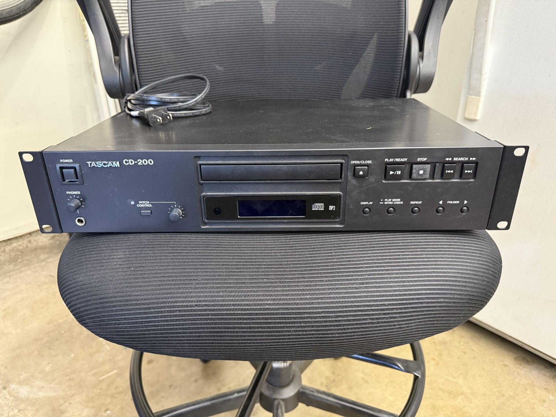 TASCAM CD-200 Rack Mounted Professional CD Player Compact Disc Pro Audio Equipment