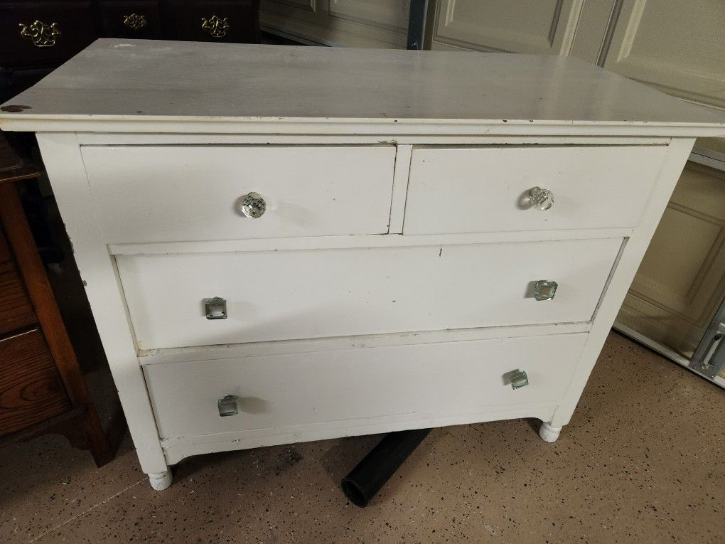Small White Dresser for Sale in Oak Glen, CA OfferUp