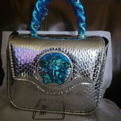  Versace La Medusa leather handbag

(Metallic Blue)