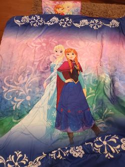 Disney's Frozen Elsa/Anna Twin Size Reversible Comforter and Pillowcase