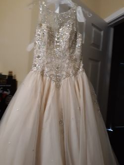 Beautiful Dress, only worn once Prom Quince
