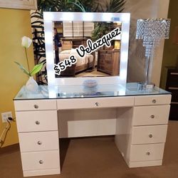 ✅️ WHITE VANITY DESK AND MIRROR ✅️✅️