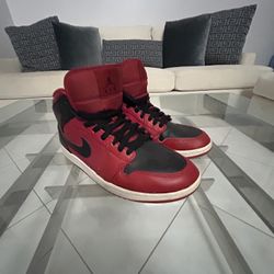 Nike Air Jordan 1 Mid "Reverse Bred