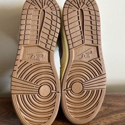 🔥 Air Jordan 1 Mid SE GS “Saturn Gold/University Red” – Size 5.5Y 🔥