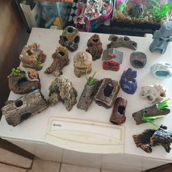 Fish/Reptile Hides And Plants