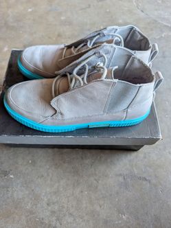 Tennis shoes