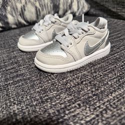 Jordan 1 retro low metallic silver size 4C