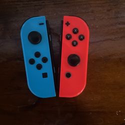 2 Nintendo Switch Controllers 