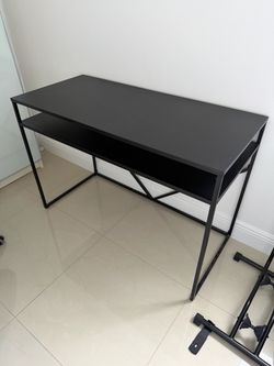 Black Desk