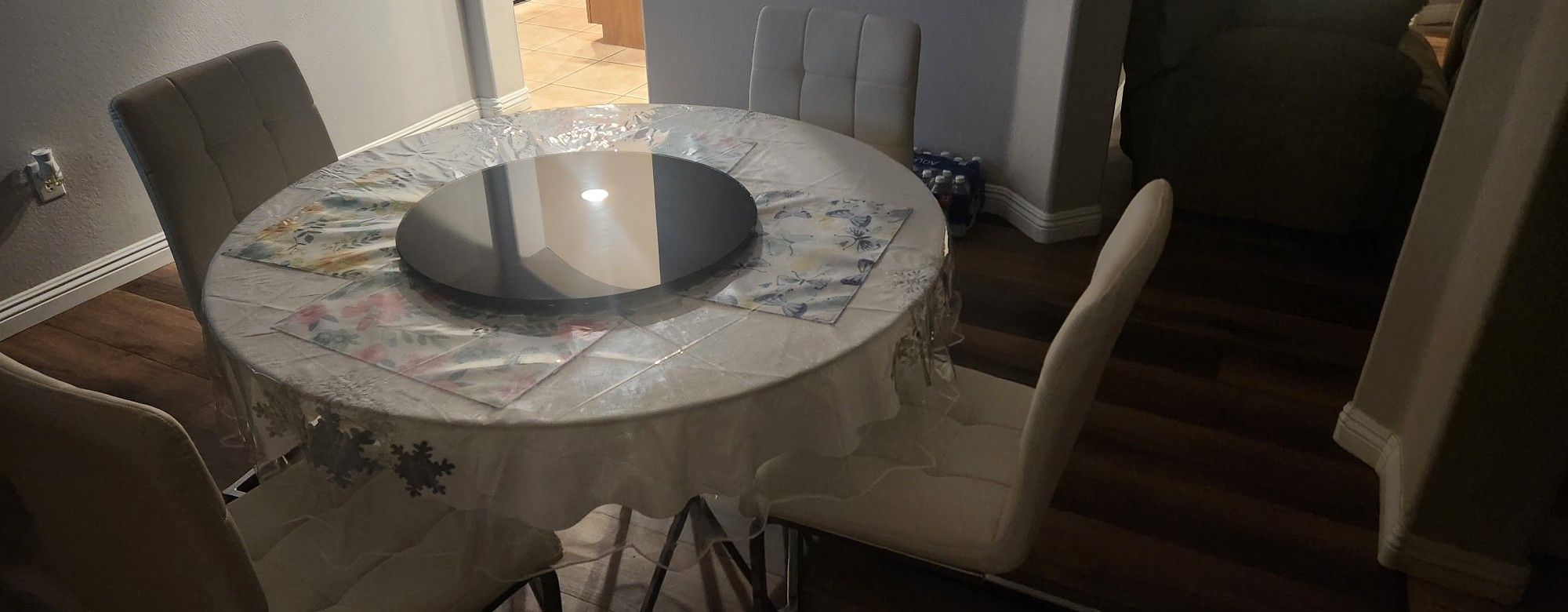 Glass Dinner Table Round  Excellent Condition 