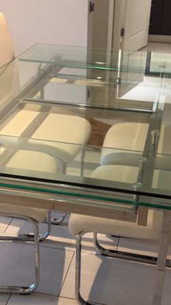 Dinning glass table  expandable  6 to 8 people