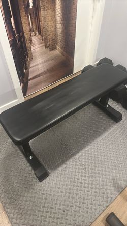 Amazon Basics Sturdy Flat Weight Bench for Home Gym, Strength Training, Stable Assembly, Black