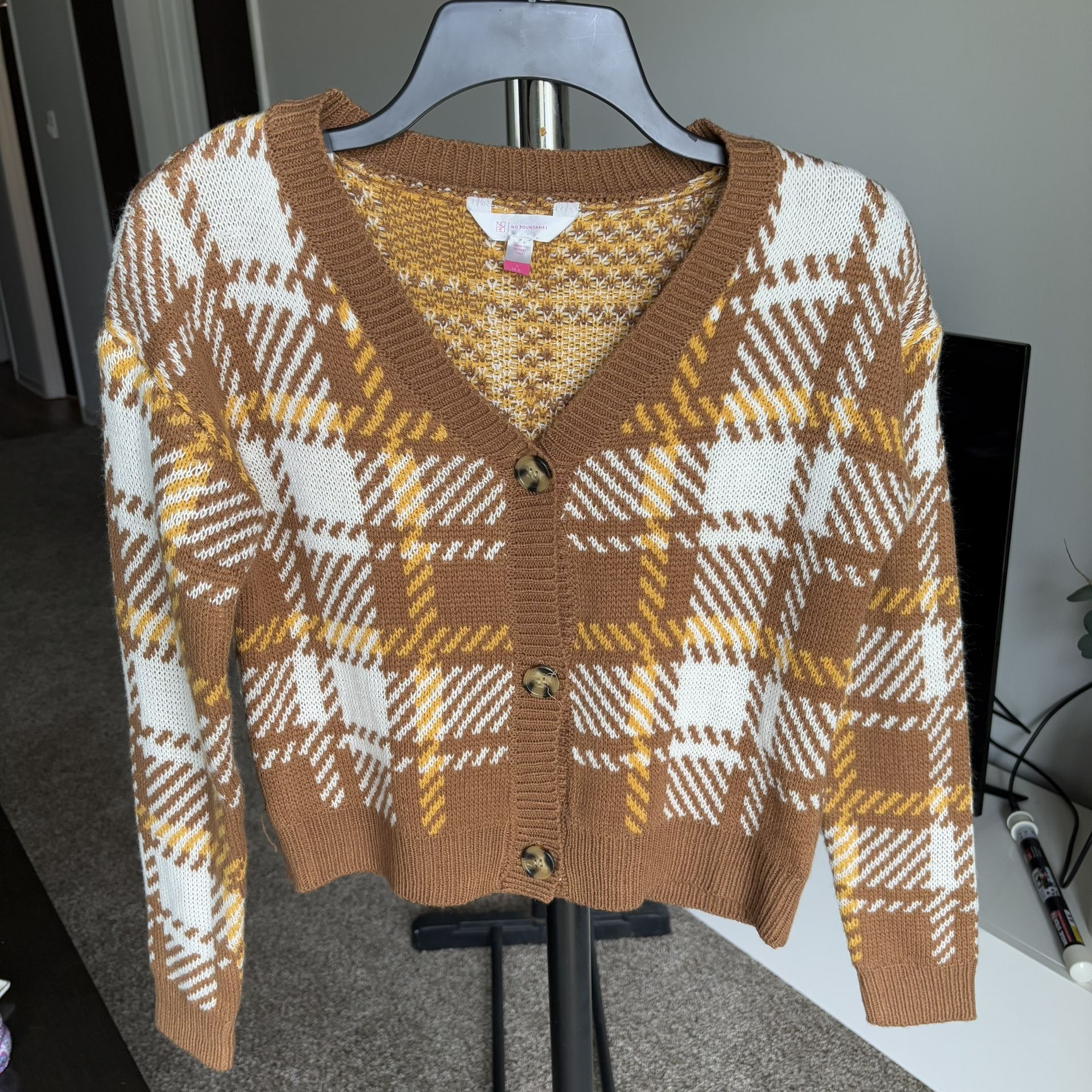 No Boundaries Junior's Cropped V-Neck Cardigan