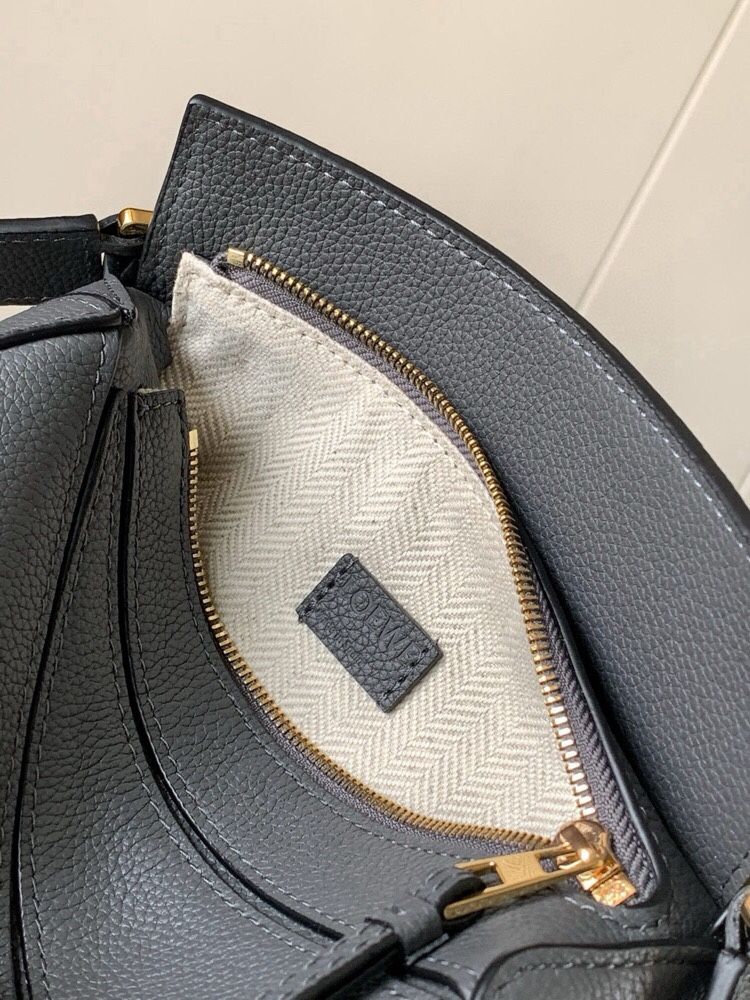 The cuboid shape and precise cutting technology create Puzzle's unique geometric lines.