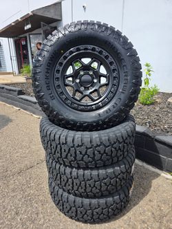17" KMC w/ 33" RT tires