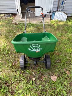 Scotts Turf Builder EdgeGuard DLX Broadcast Spreader